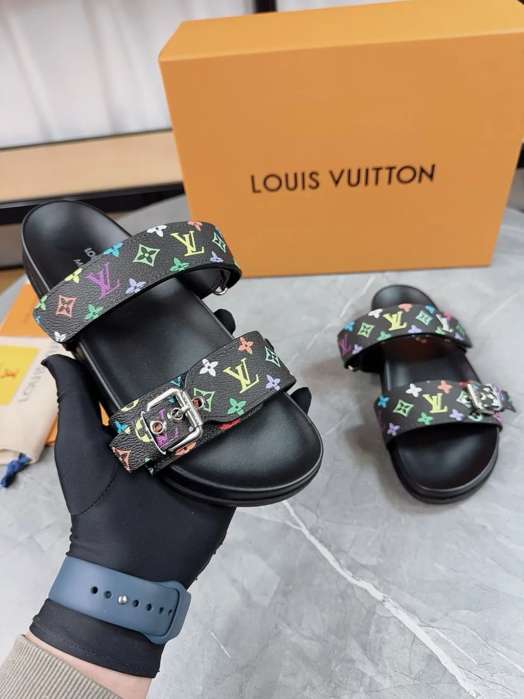 👟👟Ex-factory price 400👟👟 New slippers for spring and summer🌟The belt buckle is adjustable and elastic, full of beach style, original molded LV metal logo decoration, fashionable and beautiful, super versatile🤳🏻upper cowhide/customized imported jacquard fabric/original old-fashioned leather material, water-dyed sheepskin lining (water platform + wear-resistant velvet + rubber sole) three-layer combination outsole 🔶Size: Female 35-43 Male: 38-46